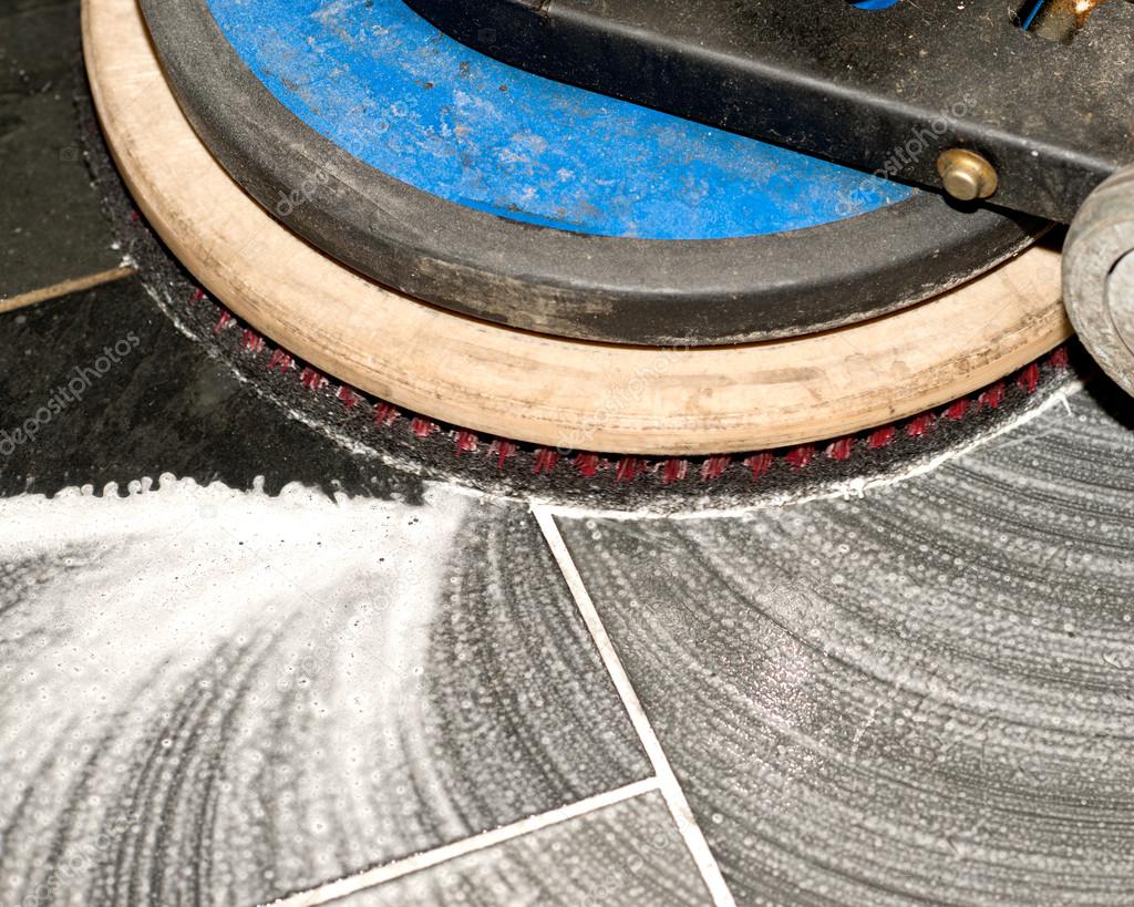 マンション共用部の床洗浄とワックス掛け後の写真