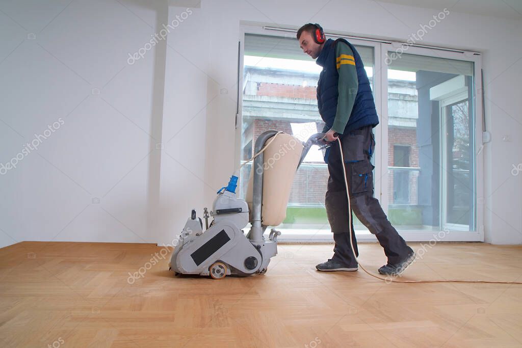 マンション共用部の床を洗浄している作業の様子