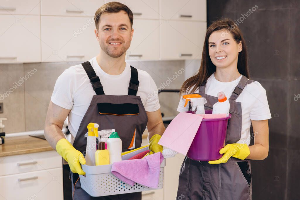 入居前のマンション室内を清掃している作業風景